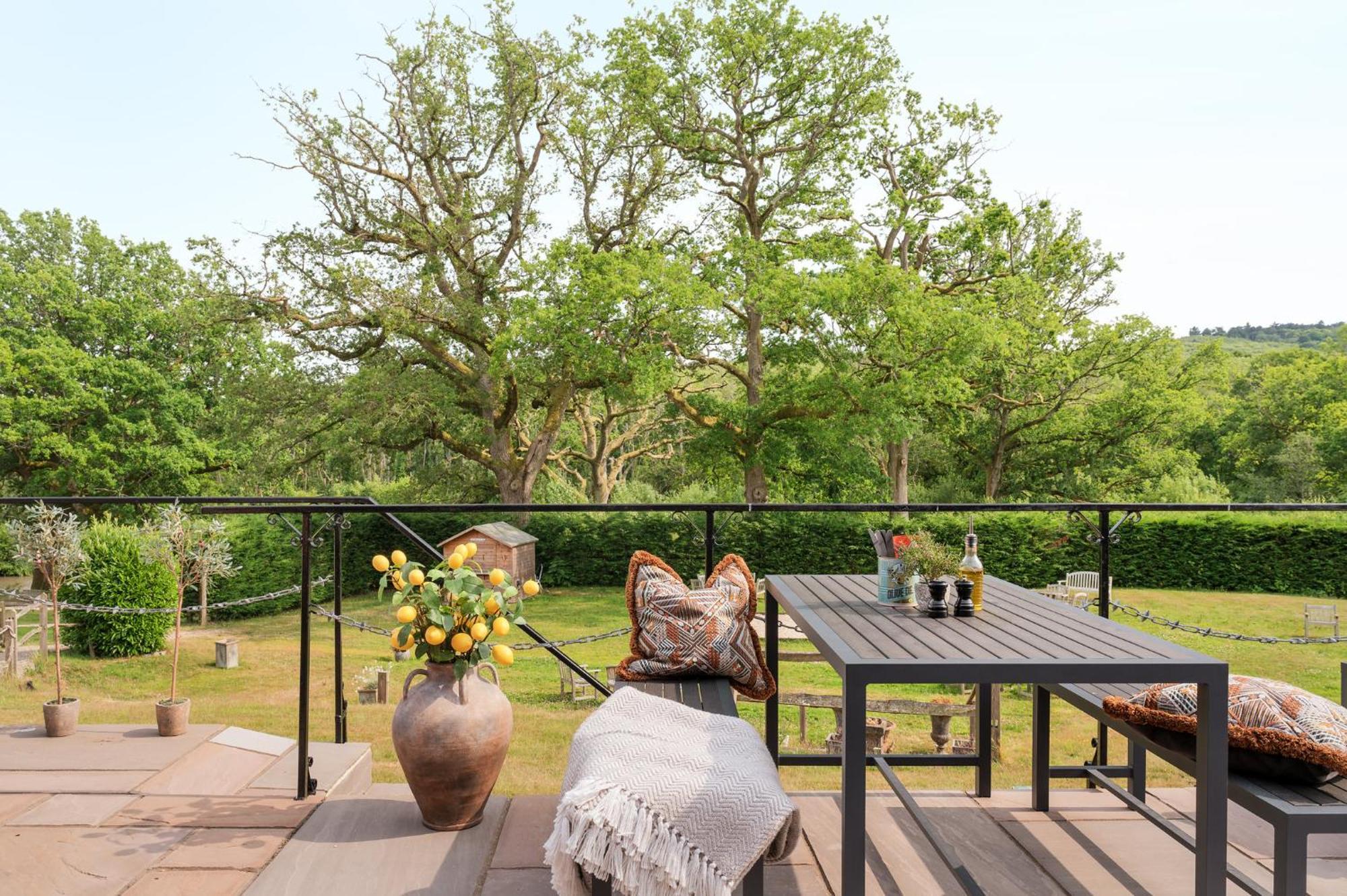 Voco Lythe Hill Hotel & Spa By Ihg Haslemere Exterior foto